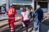 Personal från italienska Röda korset ser till att isolerade personer i riskgrupper kan få hem mat. 