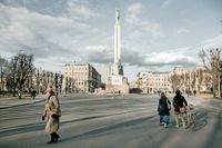 Frihetsmonumentet i centrala Riga. 34 procent av Lettlands 2 miljoner invånare har ryska som modersmål. Men 14 procent av den rysktalande befolkningen är icke-medborgare och har främlingspass. Det gör att de bland annat inte har rätt att rösta och inte kan inneha vissa tjänster, bland annat inom rättsväsendet.