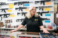 – 90-åriga damer kommer in och köper vapen eftersom de är rädda. Det är sorgligt, säger vapenhandlaren Karen Ballangee i Richmond, Virginia.