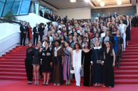 82 kvinnor deltog i manifestationen på röda mattan i Cannes under lördagskvällen.