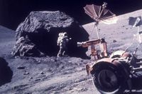 Astronaut Harrison Schmitt från Apollo 17 tar prover på månen 1972.