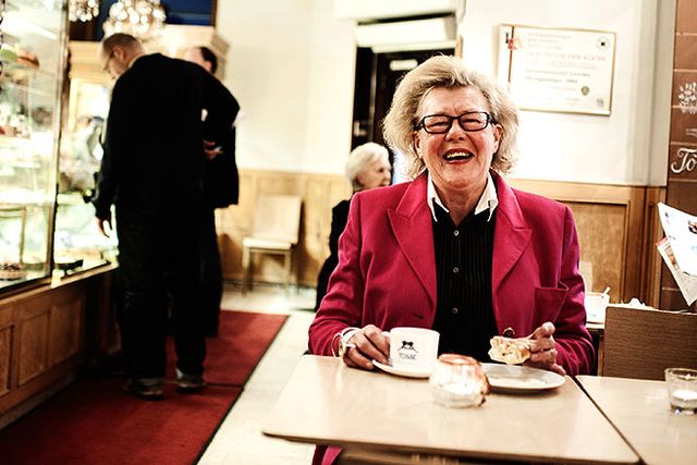 Att det ska bjudas något ätbart till kaffet är en svensk tradition, konstaterar Birgitta Rasmusson. Länge har chokladen varit trendig men nu har småkakorna och bullarna blivit populära och trendiga igen.