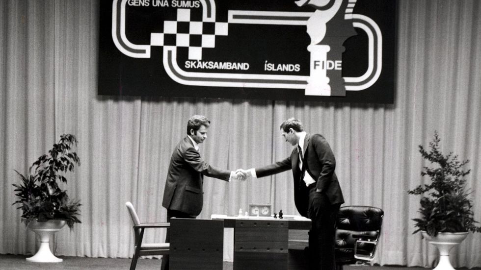 Historiskt handslag mellan världens två schackmästare Bobby Fischer och Boris Spasskij 1972.