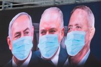 Israels premiärminister Benjamin Netanyahu till vänster och Benny Gantz till höger på en reklamskärm i Ramat Gan. I mitten står partiledaren Avigdor Lieberman, som agerar vågmästare eller bromskloss i knesset. Arkivbild.