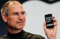 Steve Jobs med den första Iphone.