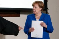 Internationella valutafondens (IMF) uppmanar Angela Merkels nya regering att minska på överskottet genom att göra större investeringar i den offentliga sektorn.