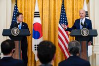 Joe Biden talar med sin gäst Moon Jae-in.