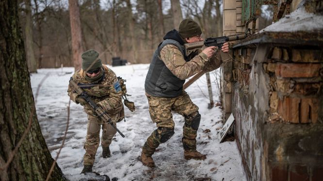 Ukrainas territoriella försvar övar för strid i utkanterna av Kiev.