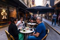 I Melbourne kunde folk på fredagen ta sig en kaffe på uteserveringarna för första gången på länge.