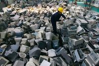Bara 7 procent av svenska företag och myndigheter ser till att gammal utrustning återanvänds. Skrotade datorer är ett problem i hela världen. Här en återvinningsanläggning i Wuhan i Kina.