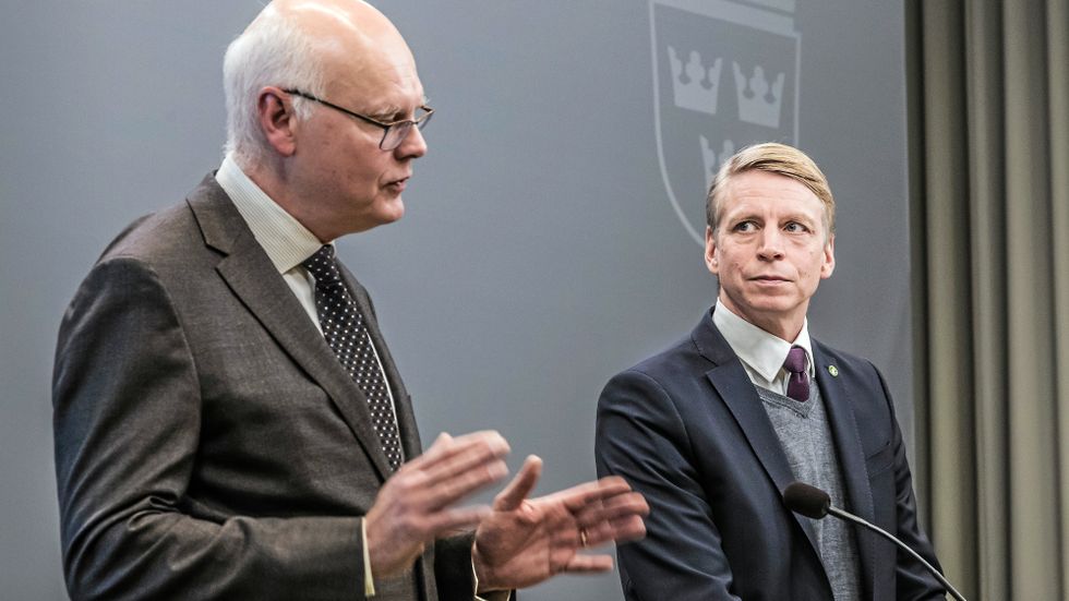 Riksbankskommitténs ordförande Mats Dillén tillsammans med finansmarknadsminister Per Bolund (MP).