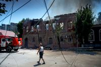 En man passerar ett förstört hus i Luhansk.