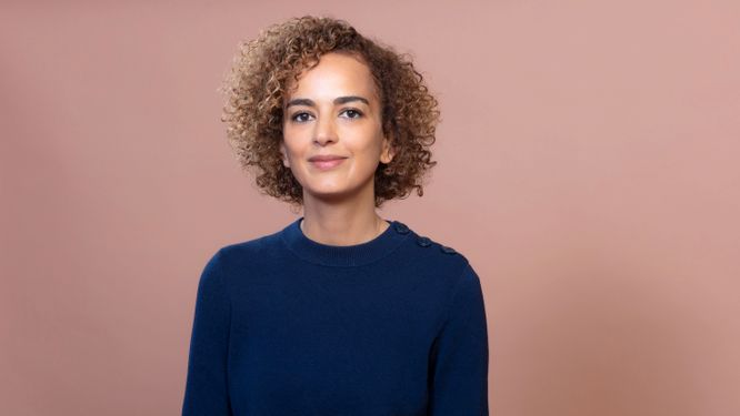Leïla Slimani (f 1981) är journalist och författare, uppvuxen i Marocko och bosatt i Paris. Romanen ”Vaggvisa” utkom på svenska 2018.