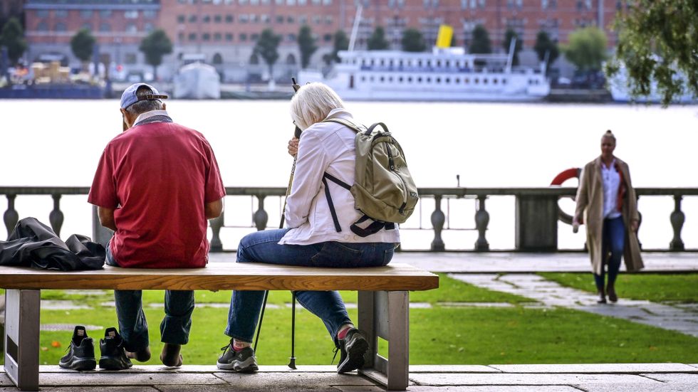 Relationer hamnar högst upp på listan över saker svenskar ångrar.
