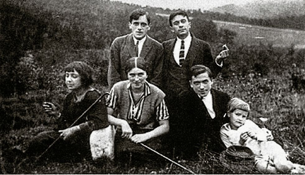 Marina Tsvetajeva och maken Sergej Efron med vänner under exilen i Prag.