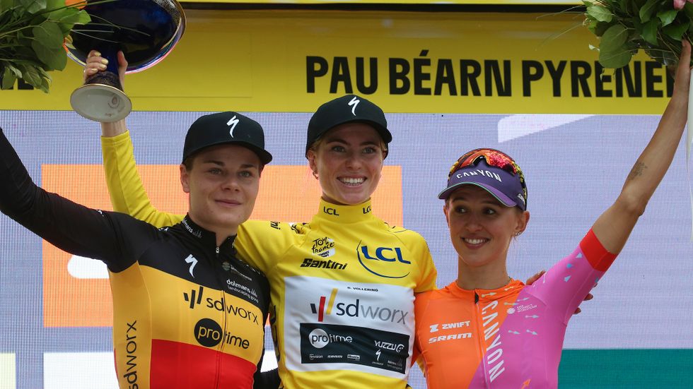 Demi Vollering (i mitten) vinner Tour de France före tvåan Lotte Kopecky (till vänster) och trean Katarzyna Niewiadoma (till häger).