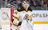 Boston Bruins svenske målvakt Linus Ullmark kunde fira sin hundrade NHL-seger efter vinsten mot Islanders natten mot torsdag.