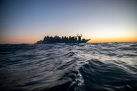 Resan över Medelhavet och migranterna reser ofta på små överfulla båtar. Arkivbild.