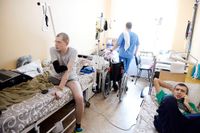 Mer än 2 500 soldater har hittills vårdats på det stora militärsjukhuset i Kiev sedan kriget i öst började. Facebook, filmer och mobiltelefonprat får tiden att gå.
