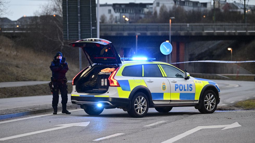 Polisen har spärrat av ett stort område i södra Malmö efter skottlossning mellan två bilar.
