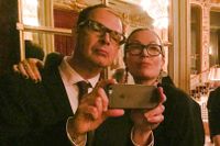 Selfiedags under en inspelningspaus på Grand Hotel. SvD:s Clemens Poellinger med galleristen Marina Schiptjenko som spelar musei-vd i ”The square”.