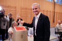 Med all säkerhet Norges näste statsminister. Här lägger socialdemokraten Jonas Gahr Støre sin röst i stortingsvalet.