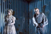 ”Coraline”, äventyrsopera byggd på Neil Gaimans fantasyroman, sätts upp på Folkoperan i Stockholm. Här Gillian Keith, Harry Nicoll och Mary Bevan i uruppsättningen 2018 på Royal Opera House i London.