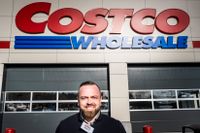 Costcos butikschef Brett Vigelskas utanför den nya butiken i Arninge.