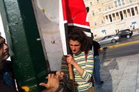Christine Vasilopoulou demonstrerade igår också och vecklade uppe n banderoll när SvD talade med henne under torsdagen.