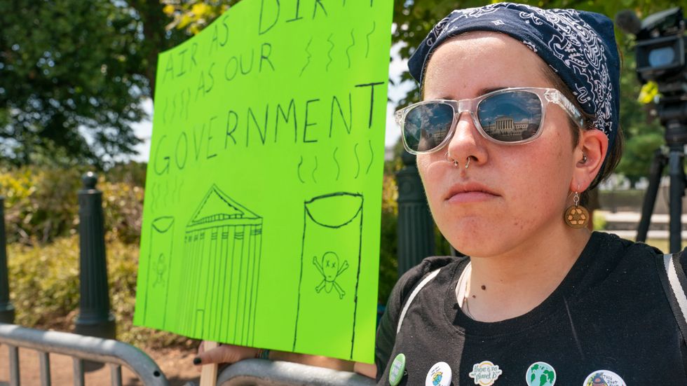 En kvinna i Washington demonstrerar mot Högsta domstolens beslut.