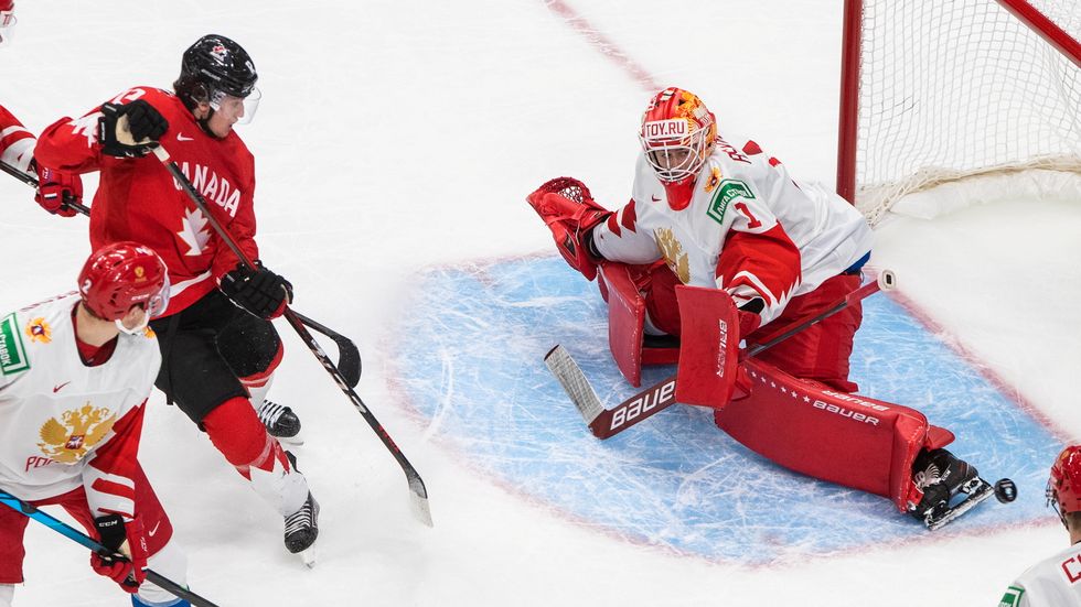 Kanadas Jakob Pelletier framför Rysslands målvakt Jaroslav Askarov.