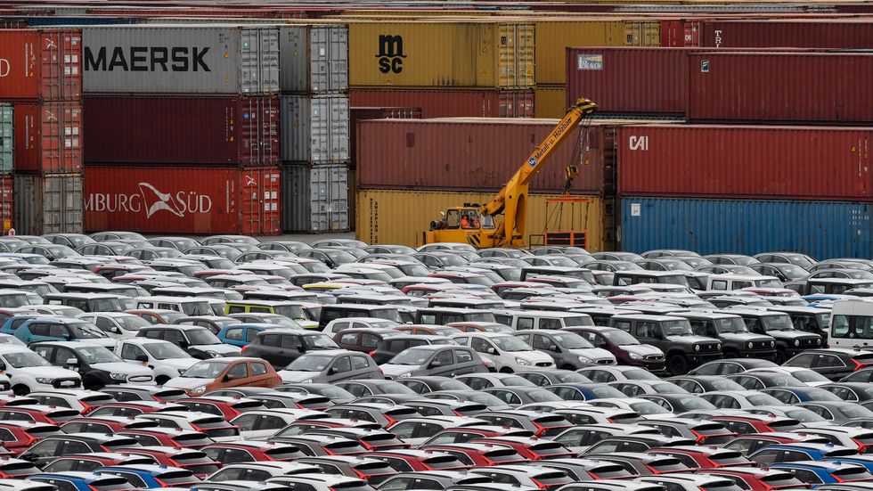 Bilar uppställda i hamnen i Bremerhaven i väntan på export.