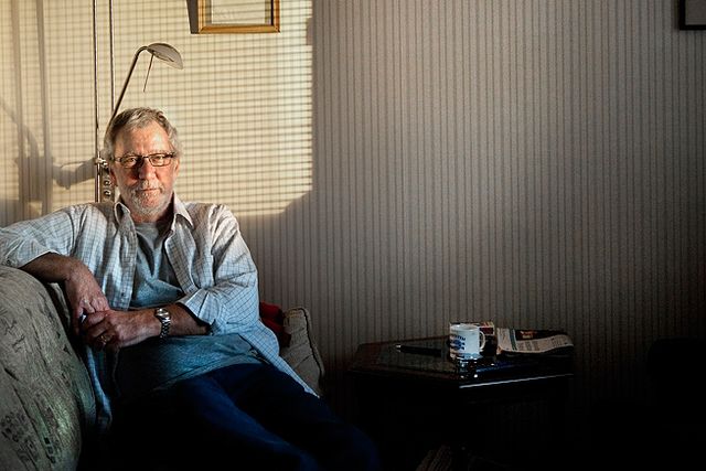 Göran Asker var 59 år när PSA-provet gav utslag. Efter åtta år som präglats av olika behandlingar testar han nu en helt ny lovande bromsmedicin. ”Jag håller igång med jakt och tycker om att snickra men jag känner mig tröttare och ibland somnar jag i stolen”, säger han.