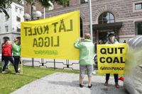 Greenpeace demonstrerade mot brunkolsaffären efter regeringens pressträff på Rosenbad.