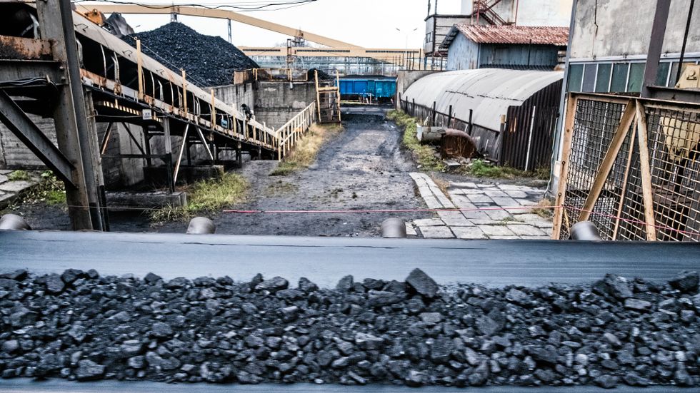 Kol på transportband i Kwk Piast, kolgruva söder om Katowice i Polen.