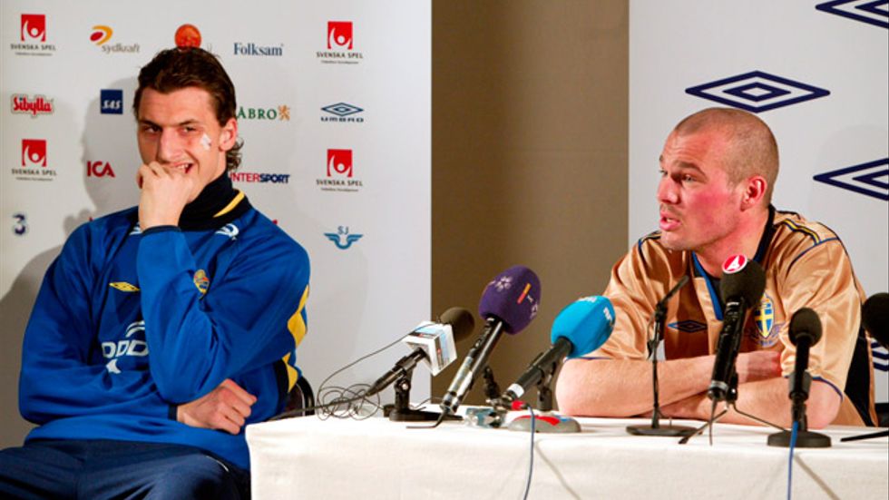 Zlatan Ibrahimovic och Fredrik Ljungberg på en presskonferens inför en landskamp 2004.