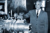 Willis Carrier, luftkonditioneringens uppfinnare, inspekterade 1950 sin allra första kylanläggning – som fortfarande gick som en klocka. Foto: williscarrier.com