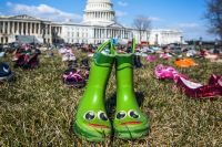 2018 placerades skor utanför Kapitolium för att minnas de 7000 barn som dödats av vapenvåldet sedan Sandy Hook-skjutningen.