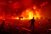 Brandmän flyr från en brand de inte kan kontrollera i Orangeville, 5 december. De förödande bränderna i Australien har skapat klimatdebatt i landet. 