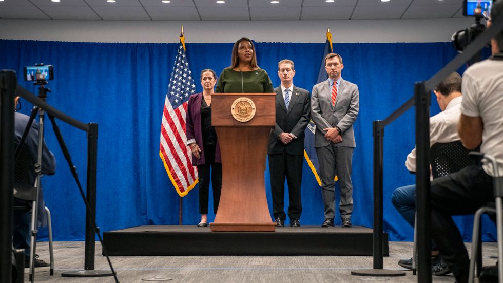 Delstaten New Yorks justitieminister Letitia James presenterar stämningsansökan mot USA:s förre president Donald Trump under en presskonferens på onsdagen.