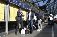 Henrik och Joel Lundqvist väntar på tåget till Paris på Kölns centralstation.