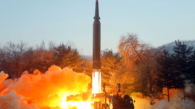 Nordkorea uppges ha avfyrat ännu en robot. Bilden visar enligt den nordkoreanska regimen uppskjutningen av en hypersonisk robot i förra veckan.
