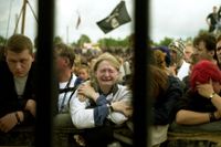 Sorg och förtvivlan vid minnesplatsen efter de unga som klämdes till döds under konserten på Roskildefestivalen år 2000.
