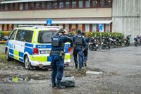 Elever vid Åva gymnasieskola i Täby har hållits instängda under polisinsatsen.