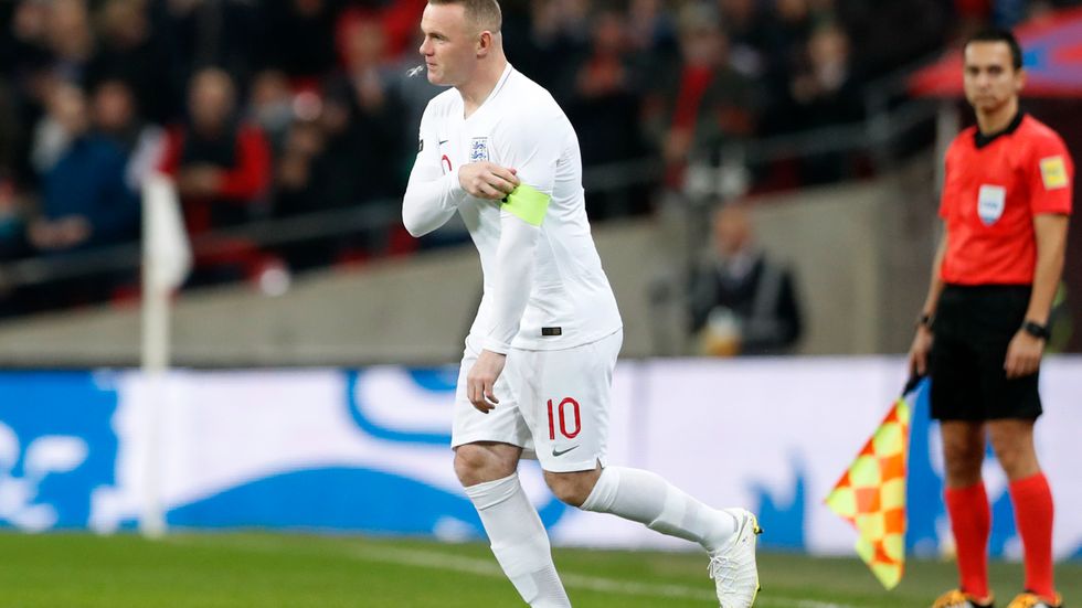 Wayne Rooney tackades av.