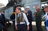 Frankrikes president Emmanuel Macron på flygplatsen i Guadeloupe, i väntan på helikoptertransport till Saint Martin, som lidit svåra skador av orkanen Irma.