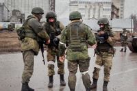 Generalmajor Igor Konasjenkov, den ryska försvarsmaktens talesman, ger i nyhetsprogrammet ”Vesti” intryck av att kriget är oblodigt, nästan kirurgiskt perfekt.
