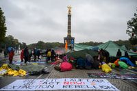 Aktivister i gruppen Extinction Rebellion blockerade vägar i Berlin. Under protestveckan lyckades rörelsen få igenom att samtliga städer i C40-nätverket – de som har gått samman för att stoppa klimatförändringarna – följer Storbritanniens exempel och deklarerar klimatnödläge: "climate emergency".