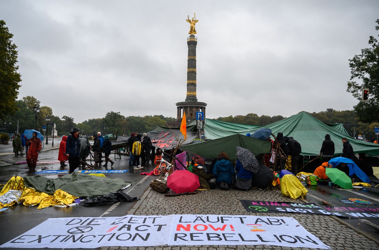 Aktivister i gruppen Extinction Rebellion blockerade vägar i Berlin. Under protestveckan lyckades rörelsen få igenom att samtliga städer i C40-nätverket – de som har gått samman för att stoppa klimatförändringarna – följer Storbritanniens exempel och deklarerar klimatnödläge: "climate emergency".