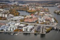 Flygbild över företagsområdet Marievik med Liljeholmen, sjön Trekanten och Gröndal i bakgrunden.